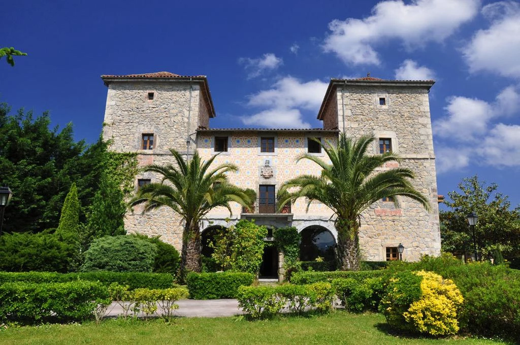 Dormir en Castillos 22 Palacio Torre de Ruesga Exterior por - Dormir en Castillos - Muy Noble