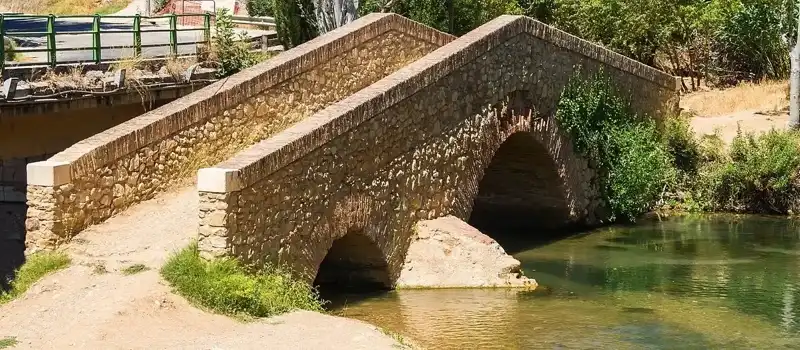 Caviar Ríofrío: El Lujo Español que Conquista el Mundo 9 Vista de un puente en Ríofrío en Granada